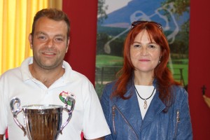 Eduardo Molina con su trofeo de ganador absoluto