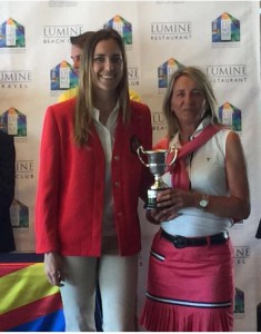 Fuencisla Ramos recogiendo su trofeo